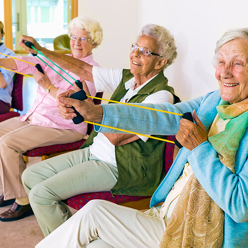 Ältere_Damen_machen_Dehnübungen