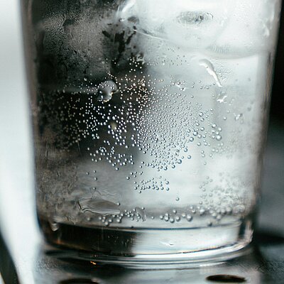 Ein mit Wasser gefülltes Glas