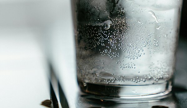 Ein mit Wasser gefülltes Glas