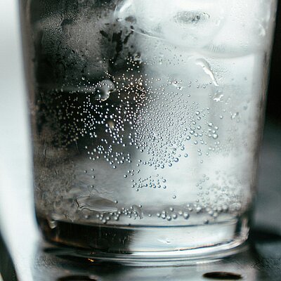 Ein mit Wasser gefülltes Glas