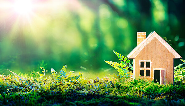 Ein Modellhaus steht im Grünen