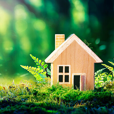 Ein Modellhaus steht im Grünen