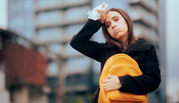 Klimawandel - eine Frau mit Taschentusch wischt sich die Stirn ab