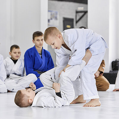 Mehrere Kinder beim Judosport