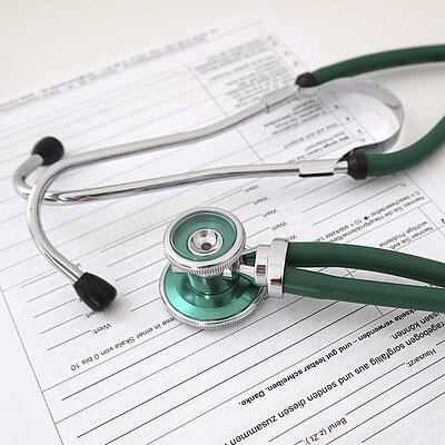 Ein Stethoskop liegt auf einem Formular