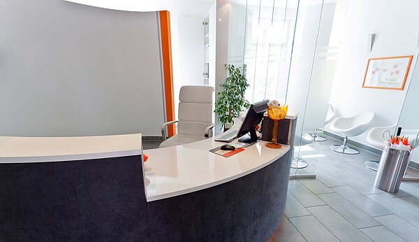 Ein Tresen in einem Empfangsbereich