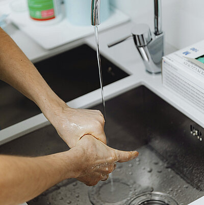 Eine Persön wäscht sich die Hände