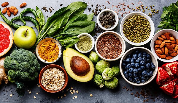 Obst, Gemüse, Getreide, Hülsenfrüchte auf einem Untergrund drapiert