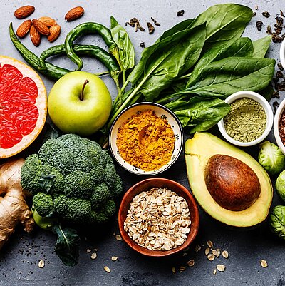 Obst, Gemüse, Getreide, Hülsenfrüchte auf einem Untergrund drapiert